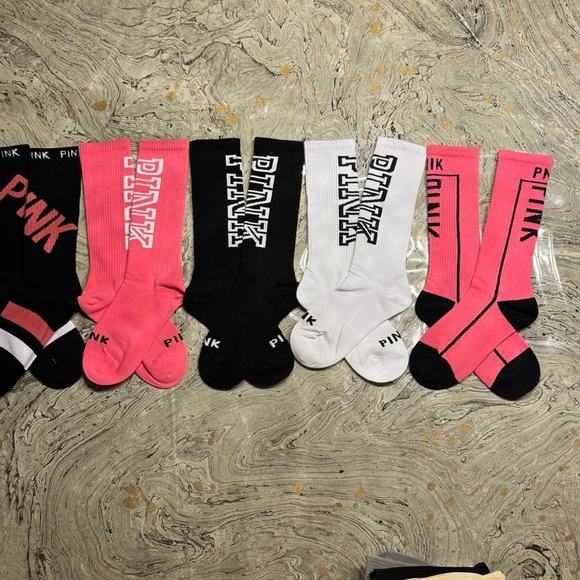 Pink Victoria’s Secret Socks
New Pink socks 
5 pairs included
Size Large 6-10 - Picture 2 of 6